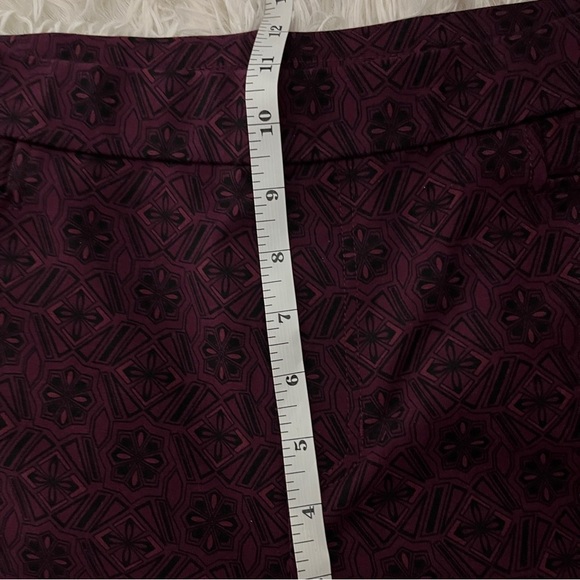New Weekend by Susan Graver Ava Slim Leg Burgundy Geometric Print Pants Sze M - Picture 10 of 13